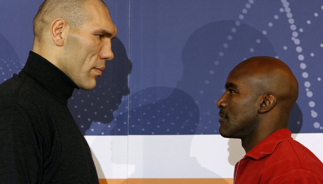 Bokserne Nikolaj Valujev og Evander Holyfield noen dager før kamp i 2008. Som du ser har Valujev de karakteristiske buene på panna. De blir mindre og mindre vanlig hos moderne mennesker. Men hva var de egentlig godt for, og hvorfor har så få av oss disse buene nå? (Foto: Arnd Wiegmann, Reuters , NTB scanpix) Bokserne Nikolaj Valujev og Evander Holyfield noen dager før kamp i 2008. Som du ser har Valujev de karakteristiske buene på panna. De blir mindre og mindre vanlig hos moderne mennesker. Men hva var de egentlig godt for, og hvorfor har så få av oss disse buene nå? (Foto: Arnd Wiegmann, Reuters , NTB scanpix)