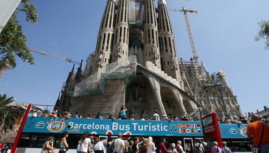 Over hele verden står turister i kø og venter på noe. Spanske turismeforskere mener det kanskje er like greit. Bildet viser turistattraksjonen Sagrada Familia i Barcelona og køen foran turistbussen. (Foto: Albert Gea/Reuters/NTB scanpix) Over hele verden står turister i kø og venter på noe. Spanske turismeforskere mener det kanskje er like greit. Bildet viser turistattraksjonen Sagrada Familia i Barcelona og køen foran turistbussen. (Foto: Albert Gea/Reuters/NTB scanpix)