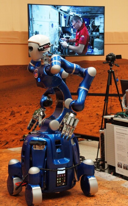 På romstasjonen trener astronautene på å fjernstyre roboter på jorda. Slike roboter kan bli nyttig på månen eller Mars i fremtiden. (Foto: DLR) På romstasjonen trener astronautene på å fjernstyre roboter på jorda. Slike roboter kan bli nyttig på månen eller Mars i fremtiden. (Foto: DLR)
