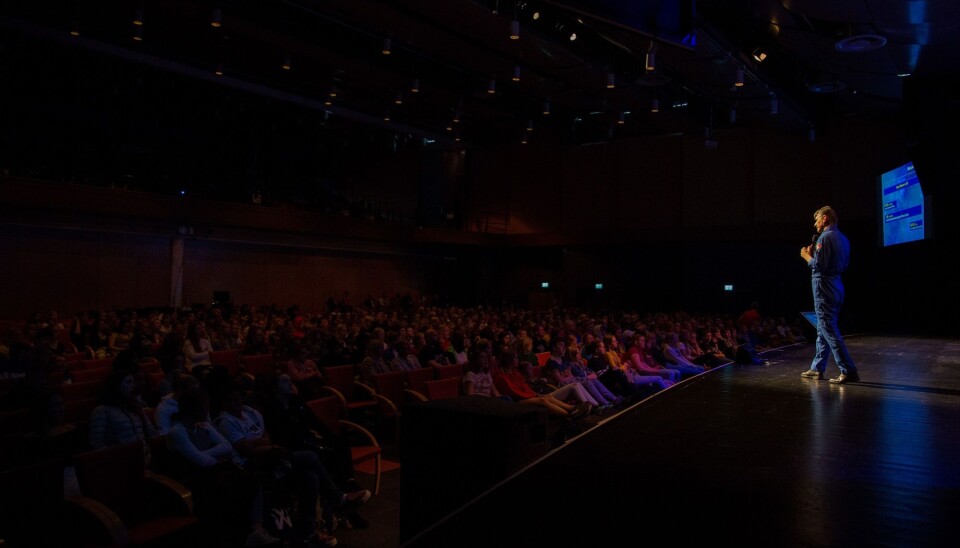 Å stå foran en fullsatt sal med ungdommer skremmer ikke en astronaut. (Foto: Spaceport Norway / Andrea Rocha)