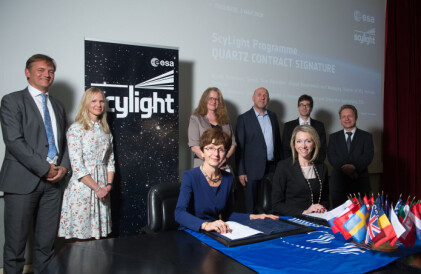 Her signeres QUARTZ, et samarbeid mellom ESA og firmaet SES Techcom, som skal utvikle kvantekryptering vha fotoner. (Foto: ESA/Grimault) Her signeres QUARTZ, et samarbeid mellom ESA og firmaet SES Techcom, som skal utvikle kvantekryptering vha fotoner. (Foto: ESA/Grimault)