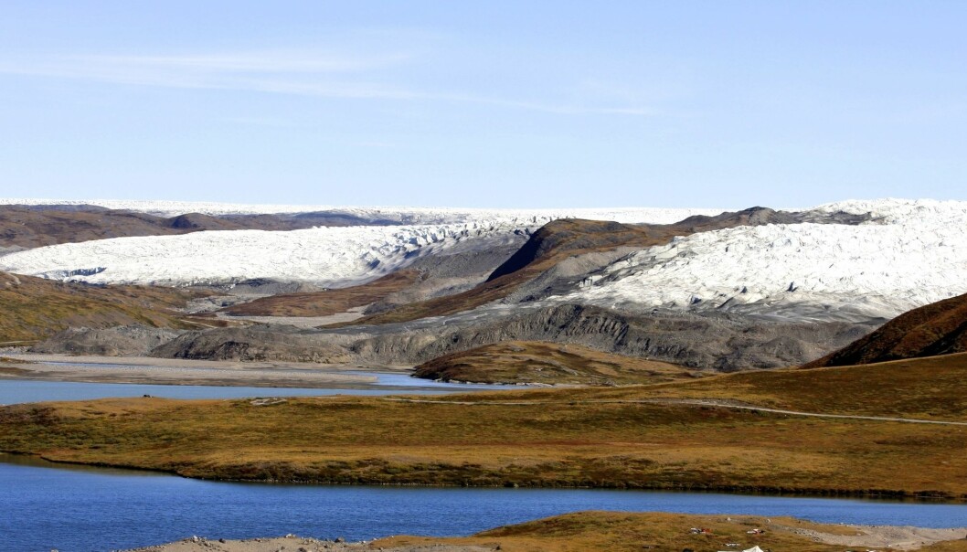Sot får Grønlandsisen til å smelte raskere