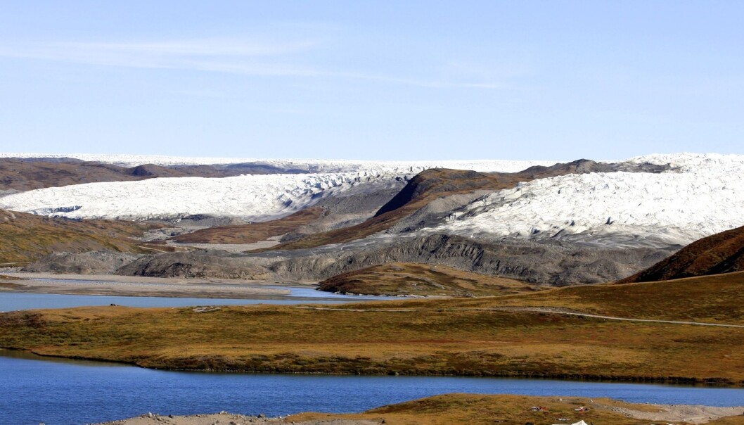 Dersom sot legger seg på snø og is, reflekteres mindre sollys fra isen, noe som igjen gjør at den holder på mer varme – da smelter den også raskere. (Illustrasjonsfoto: Shutterstock / NTB Scanpix) Dersom sot legger seg på snø og is, reflekteres mindre sollys fra isen, noe som igjen gjør at den holder på mer varme – da smelter den også raskere. (Illustrasjonsfoto: Shutterstock / NTB Scanpix)