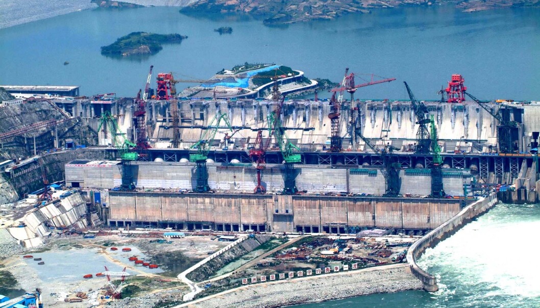 Nå skal kinesiske ingeniører lære om regulering av elver og påvirkningen dette har på miljøet, av norske forskere. Dette bildet er fra Three Gorges Dam i Kina, verdens største vannkraftverk, da det var under oppbygging i 2006. (Foto: AFP / NTB Scanpix) Nå skal kinesiske ingeniører lære om regulering av elver og påvirkningen dette har på miljøet, av norske forskere. Dette bildet er fra Three Gorges Dam i Kina, verdens største vannkraftverk, da det var under oppbygging i 2006. (Foto: AFP / NTB Scanpix)