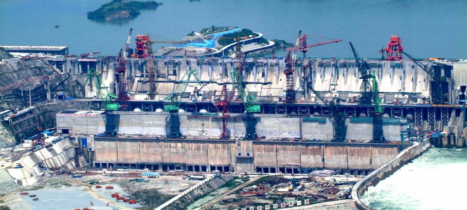 Nå skal kinesiske ingeniører lære om regulering av elver og påvirkningen dette har på miljøet, av norske forskere. Dette bildet er fra Three Gorges Dam i Kina, verdens største vannkraftverk, da det var under oppbygging i 2006. (Foto: AFP / NTB Scanpix)