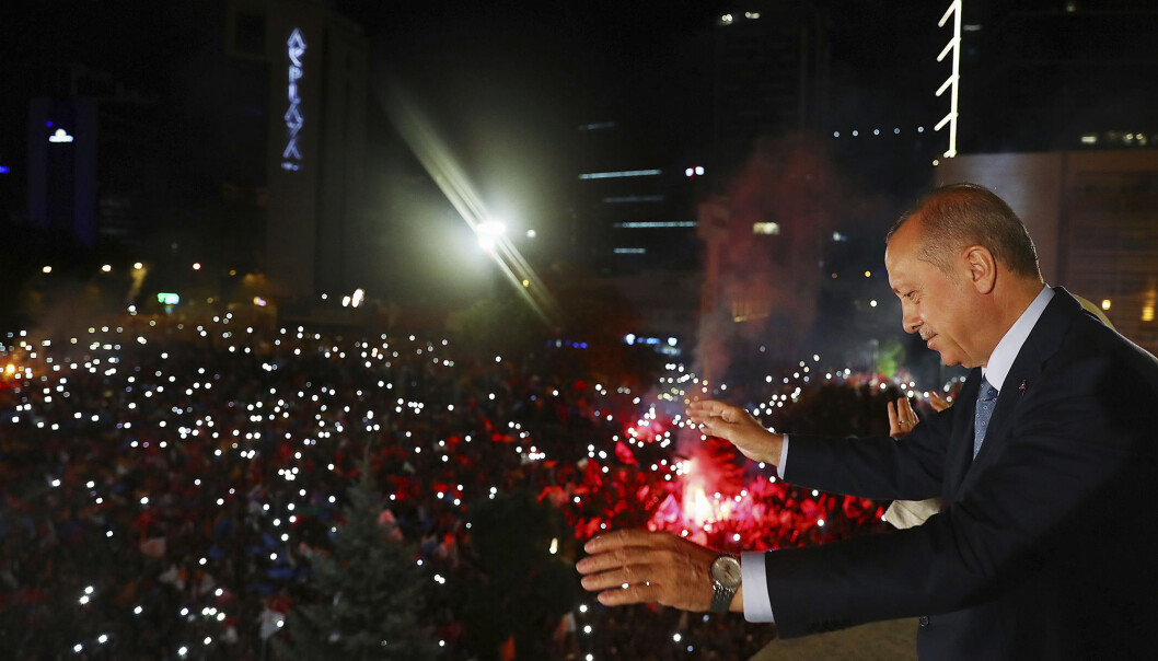 Tyrkias president Recep Tayyip Erdogan erklærer valgseier mandag morgen 25. juni. Både før og etter har det kommet en rekke beskyldninger om valgfusk, angrep på opposisjonen og hindring av valgobservatører. (Foto: AFP / NTB Scanpix) Tyrkias president Recep Tayyip Erdogan erklærer valgseier mandag morgen 25. juni. Både før og etter har det kommet en rekke beskyldninger om valgfusk, angrep på opposisjonen og hindring av valgobservatører. (Foto: AFP / NTB Scanpix)