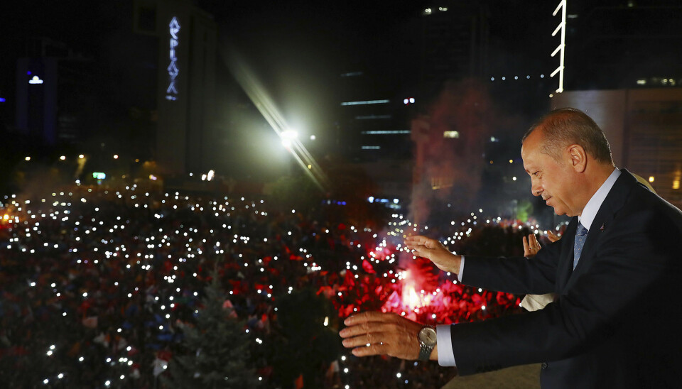Tyrkias president Recep Tayyip Erdogan erklærer valgseier mandag morgen 25. juni. Både før og etter har det kommet en rekke beskyldninger om valgfusk, angrep på opposisjonen og hindring av valgobservatører. (Foto: AFP / NTB Scanpix)