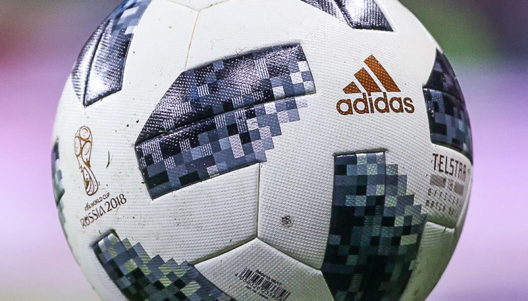 Telstar 18 – årets VM-ball. Den alt handler om. Kommer den egentlig til å lure noen i løpet av sluttspillet? (Foto: Дмитрий Садовников / CC BY-SA 3.0 / Wikipedia ) Telstar 18 – årets VM-ball. Den alt handler om. Kommer den egentlig til å lure noen i løpet av sluttspillet? (Foto: Дмитрий Садовников / CC BY-SA 3.0 / Wikipedia )