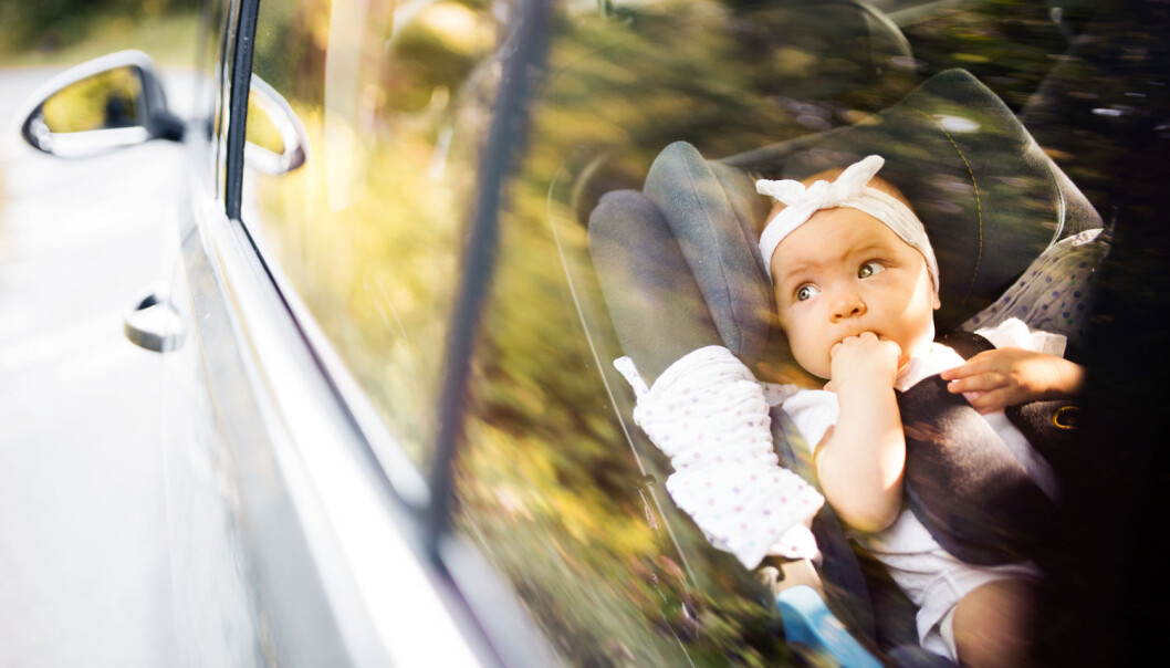 Små barn bør sitte baklengs i bil for å redusere faren for å bli skadet i en trafikkulykke. (Foto: Shutterstock/NTB scanpix) Små barn bør sitte baklengs i bil for å redusere faren for å bli skadet i en trafikkulykke. (Foto: Shutterstock/NTB scanpix)