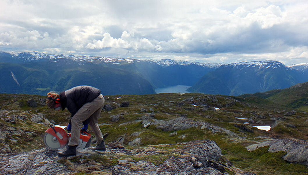 Forsker Jane Lund Andersen høyt oppe på et fjellplatå ved Sognefjorden. Hun mener at disse flatene også er blitt kraftig erodert gjennom istidene. (Foto: Vivi K. Pedersen) Forsker Jane Lund Andersen høyt oppe på et fjellplatå ved Sognefjorden. Hun mener at disse flatene også er blitt kraftig erodert gjennom istidene. (Foto: Vivi K. Pedersen)
