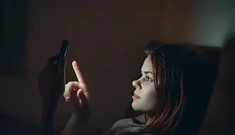 Kan lyset fra mobilskjermen ødelegge søvnen?
