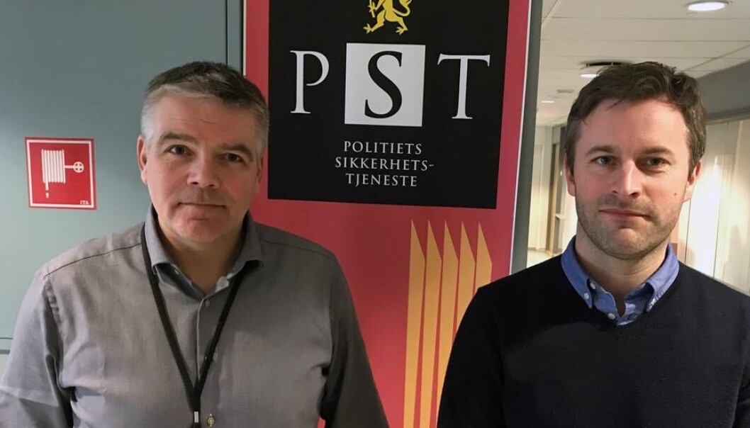 - Forskere er i sin natur grenseløse, man ønsker å dele kunnskap, og det har vi forståelse for, sier PST-sjef i Midt-Norge, Per Hollum (til venstre), og senioranalytiker Per Marius Frost-Nielsen. (Foto: Tore Oksholen) - Forskere er i sin natur grenseløse, man ønsker å dele kunnskap, og det har vi forståelse for, sier PST-sjef i Midt-Norge, Per Hollum (til venstre), og senioranalytiker Per Marius Frost-Nielsen. (Foto: Tore Oksholen)