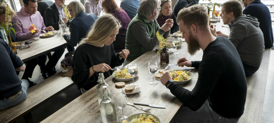 Med tradisjon for varm lunsj fra skoletiden, går mange svensker ut på restauranter og kafeer for å spise lunsjen sin. Her fra Saltimporten i Malmö. (Foto: Ola Petersson)