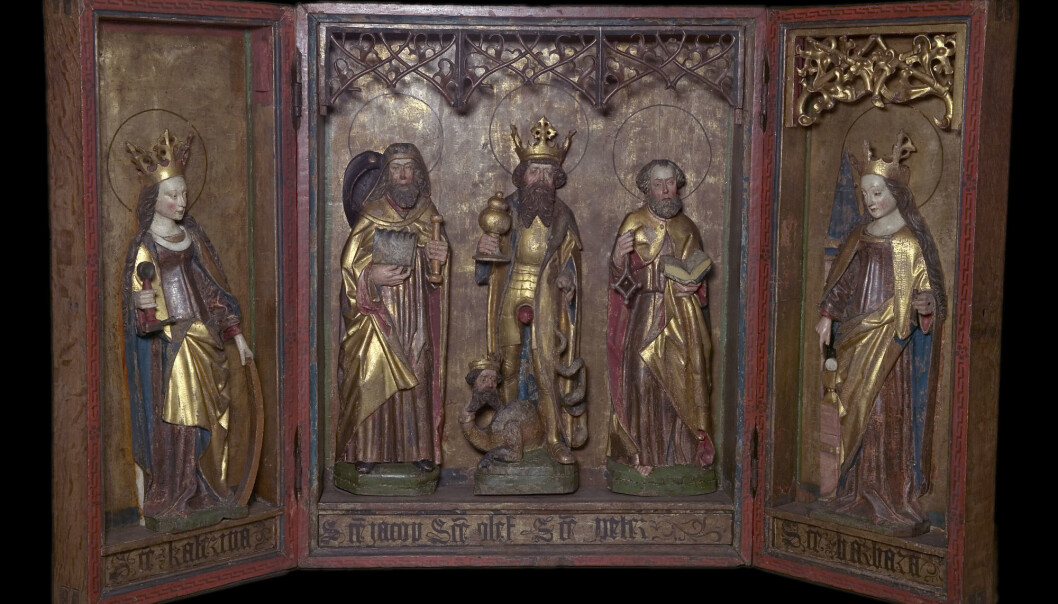 Alterskapene var det mest opphøyde i en kirke, sier Kristin Kausland. Inne i skapet står det som regel utskårede skulpturer, mens innsiden av skapdørene også kan ha slike skulpturer eller malerier. Dette alterskapet er fra Kvæfjord kirke. (Foto: Kulturhistorisk museum) Alterskapene var det mest opphøyde i en kirke, sier Kristin Kausland. Inne i skapet står det som regel utskårede skulpturer, mens innsiden av skapdørene også kan ha slike skulpturer eller malerier. Dette alterskapet er fra Kvæfjord kirke. (Foto: Kulturhistorisk museum)