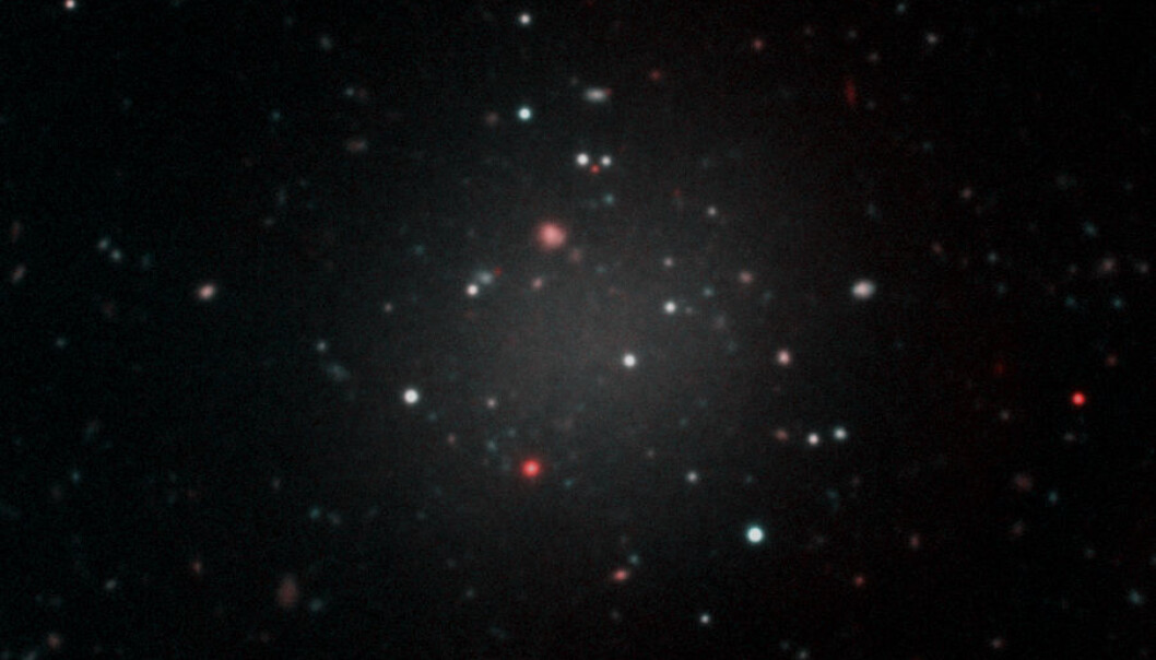 Den ultradiffuse galaksen NGC1052-DF2, etter dataene fra Gemini Multi Object Spectrograph (GMOS) på Hawaii. Flere andre teleskoper, deriblant Hubbleteleskopet, bidro med data som avslørte galaksens svært uvanlige egenskaper. (Foto: Gemini Observatory/NSF/AURA/Keck/Jen Miller) Den ultradiffuse galaksen NGC1052-DF2, etter dataene fra Gemini Multi Object Spectrograph (GMOS) på Hawaii. Flere andre teleskoper, deriblant Hubbleteleskopet, bidro med data som avslørte galaksens svært uvanlige egenskaper. (Foto: Gemini Observatory/NSF/AURA/Keck/Jen Miller)