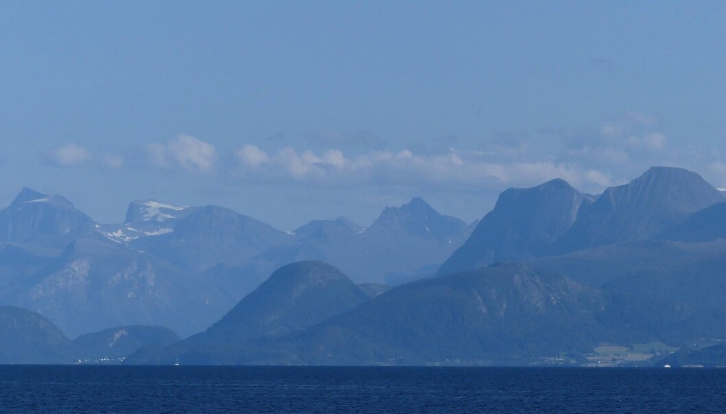 En gang var de fjellkjedens røtter. Blant vestlandsfjellene finner vi eklogittene som ble dannet dypt i jordskorpen for om lag 400 millioner år siden. (Foto: Ane K. Engvik) En gang var de fjellkjedens røtter. Blant vestlandsfjellene finner vi eklogittene som ble dannet dypt i jordskorpen for om lag 400 millioner år siden. (Foto: Ane K. Engvik)