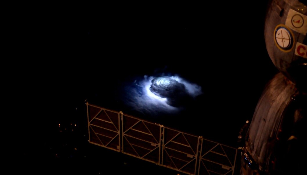 I år 2015 ble den danske astronauten Andreas Mogensen bedt om å ta bilder av tordenstormer fra den internasjonale romstasjonen ISS. Målet var å finne de mystiske jordiske gammaglimtene forskere har vært på jakt etter i flere tiår. (Foto: Andreas Mogensen/ESA/NASA) I år 2015 ble den danske astronauten Andreas Mogensen bedt om å ta bilder av tordenstormer fra den internasjonale romstasjonen ISS. Målet var å finne de mystiske jordiske gammaglimtene forskere har vært på jakt etter i flere tiår. (Foto: Andreas Mogensen/ESA/NASA)
