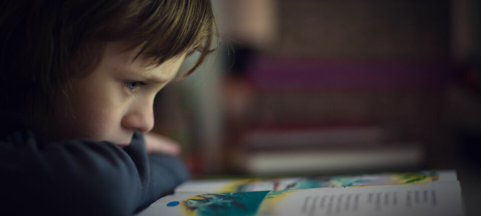 Guttene i første klasse greide ikke å ta igjen jentene i leseferdigheter i løpet av et skoleår. – Det er et tegn på at vi må gjøre noe med måten vi underviser bokstaver og lesing, mener forsker. (Illustrasjonsfoto: Shutterstock / NTB Scanpix)