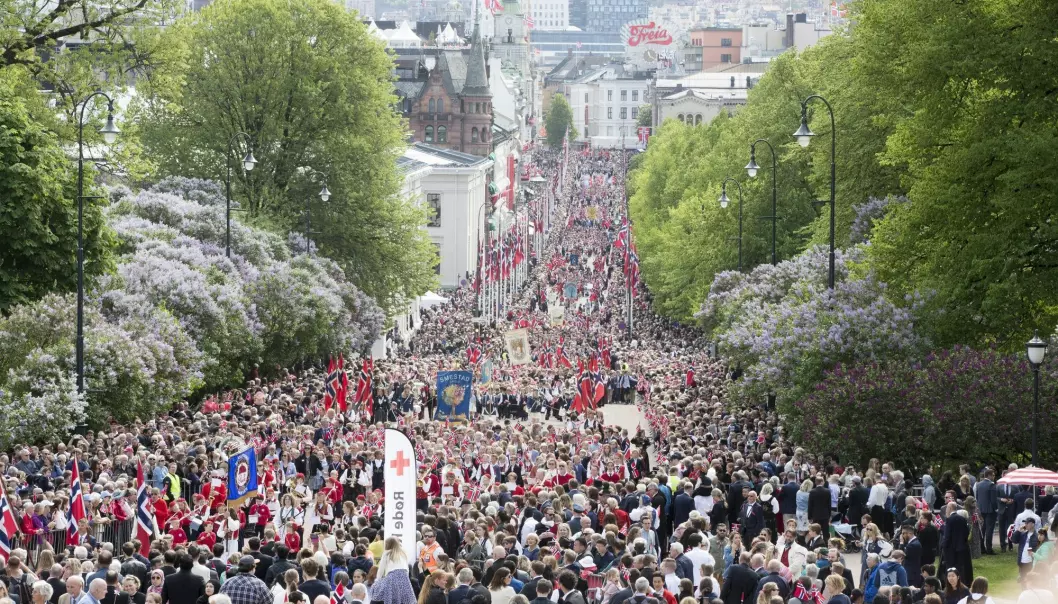 Det er folksomt på Karl Johans gate og mange andre steder når Norge feirer seg selv 17. mai. I fremtiden kan det bli enda flere folk som stimler sammen, ettersom folketallet fortsetter å vokse. (Illustrasjonsfoto: Terje Pedersen, NTB scanpix)