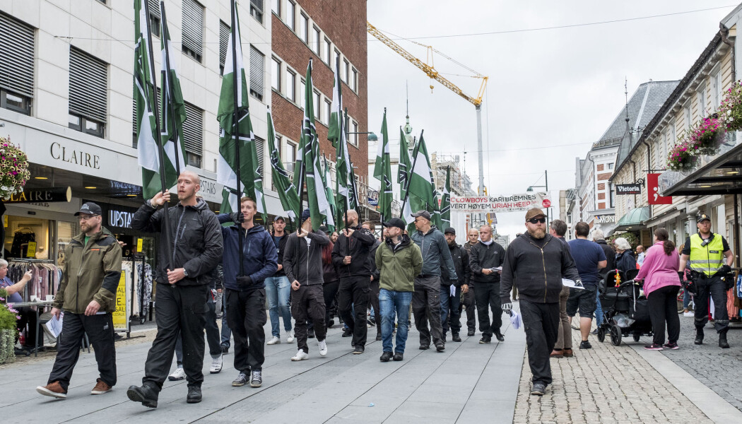 Å stå utenfor ulike fellesskap kan føre til at folk søker mot destruktive grupperinger som tilfredsstiller det menneskelige behovet om å høre til, ifølge Aksel Tora ved NTNU. Bildet viser høyreekstreme som marsjerte i Kristiansand i 2017. (Foto: Tor Erik Schrøder / NTB scanpix) Å stå utenfor ulike fellesskap kan føre til at folk søker mot destruktive grupperinger som tilfredsstiller det menneskelige behovet om å høre til, ifølge Aksel Tora ved NTNU. Bildet viser høyreekstreme som marsjerte i Kristiansand i 2017. (Foto: Tor Erik Schrøder / NTB scanpix)