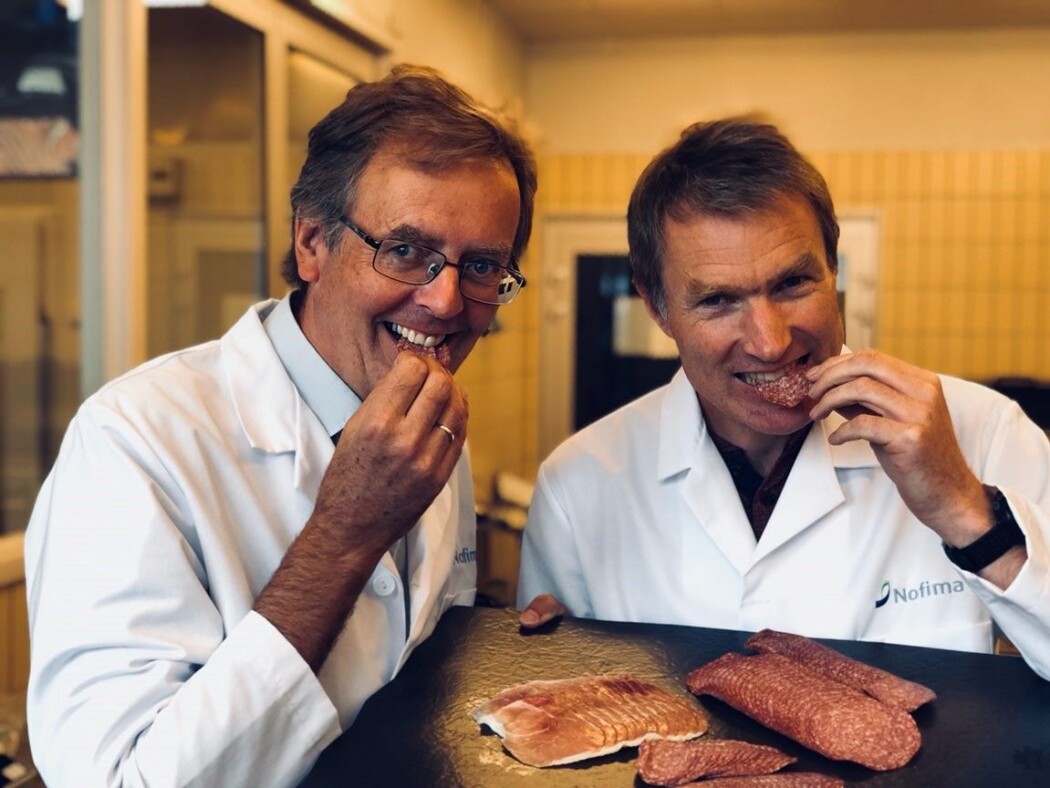Fordi den er så lite bedervelig, er spekepølsen den perfekte sommermat, slår Nofima-forskerne Askild Holck (t.v.) og Even Heir fast. (Foto: Terje Rafaelsen ©Nofima Fordi den er så lite bedervelig, er spekepølsen den perfekte sommermat, slår Nofima-forskerne Askild Holck (t.v.) og Even Heir fast. (Foto: Terje Rafaelsen ©Nofima
