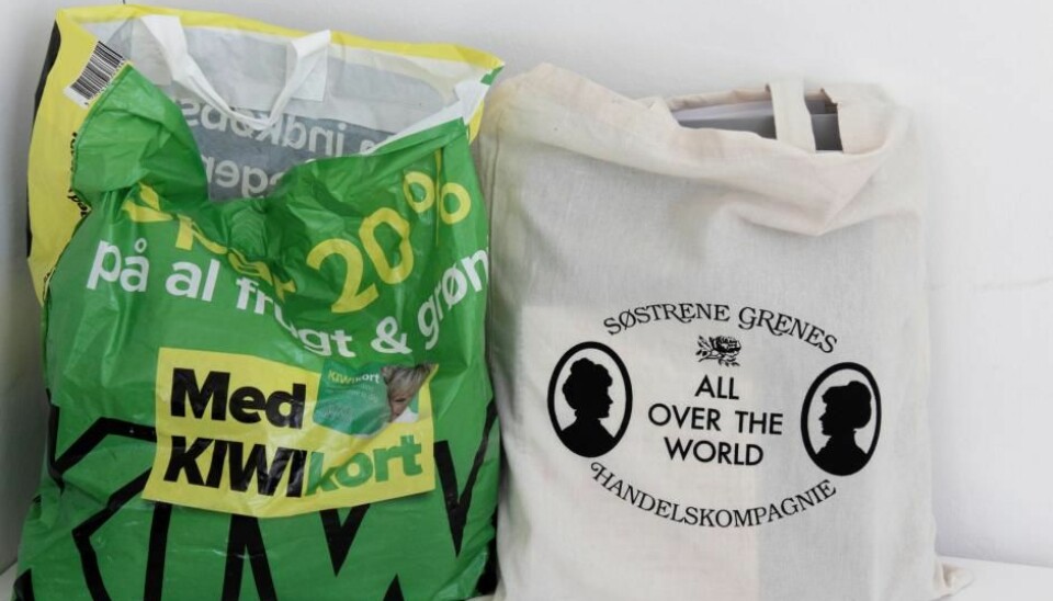 Bomullsposer belaster miljøet mer enn plastposer. Men det betyr ikke at plast er bra for miljøet.  (Foto: videnskab.dk)