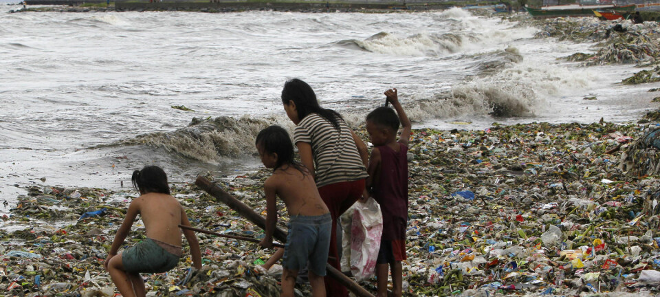 Barn leter gjennom plastsøppel i Manila etter en storm i 2013.  (Illustrasjonsfoto: REUTERS/Romeo Ranoco/NTB Scanpix)