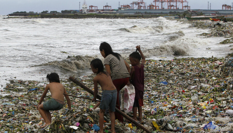 Barn leter gjennom plastsøppel i Manila etter en storm i 2013.  (Illustrasjonsfoto: REUTERS/Romeo Ranoco/NTB Scanpix)
