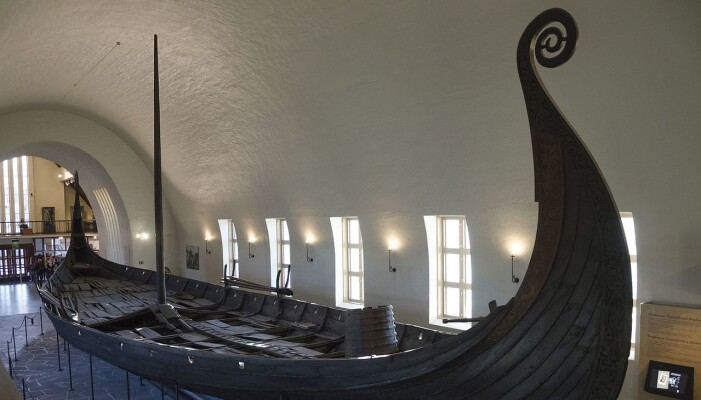 Osebergskipet i Vikingskipmuseet i Oslo. (Foto: Peulle/CC BY-SA 4.0) Osebergskipet i Vikingskipmuseet i Oslo. (Foto: Peulle/CC BY-SA 4.0)