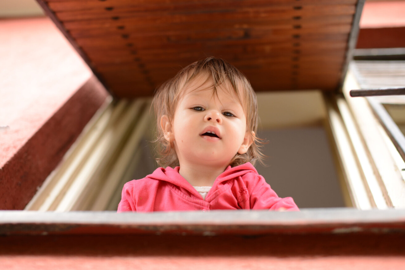 Når vinduene er i barnehøyde, kan små barn følge med på det som skjer utenfor barnehagebygget. (Illustrasjonsfoto: Predrag Popovski / Shutterstock / NTB scanpix) Når vinduene er i barnehøyde, kan små barn følge med på det som skjer utenfor barnehagebygget. (Illustrasjonsfoto: Predrag Popovski / Shutterstock / NTB scanpix)