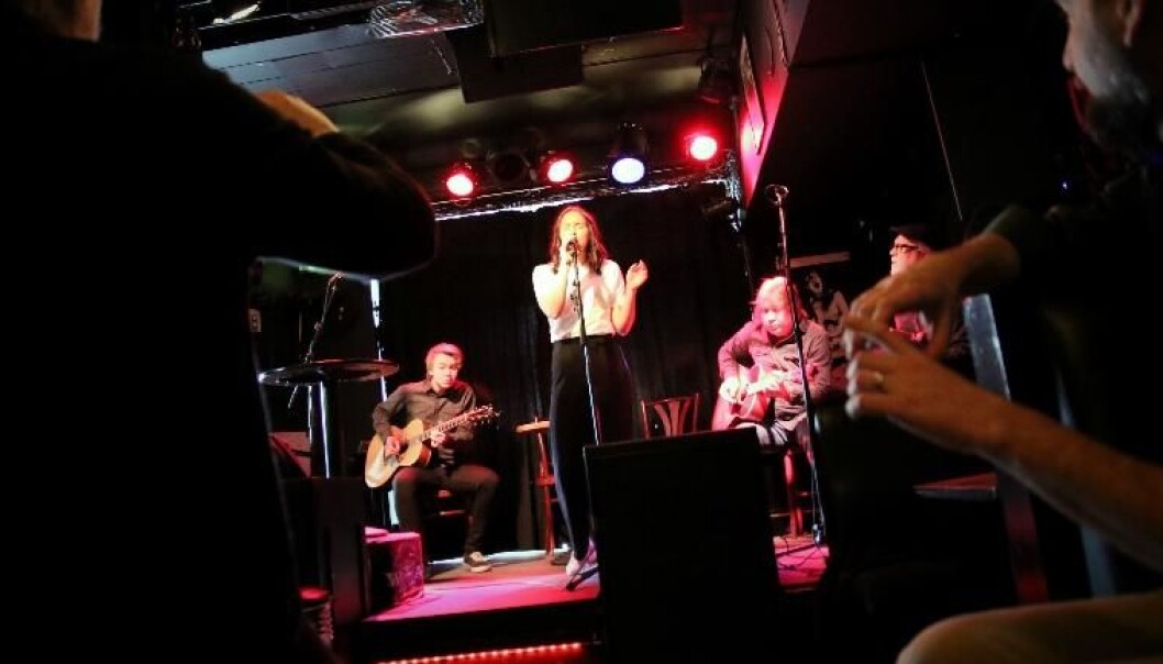 Marius Olai Sannerud Lien (til venstre) har spilt blues siden femårsalderen. Her opptrådte han foran de profilerte musikerne Amund Maarud og Olaf Olsen, som til høsten kan bli hans nye lærere. (Foto: Stian Kristoffer Sande / HSN) Marius Olai Sannerud Lien (til venstre) har spilt blues siden femårsalderen. Her opptrådte han foran de profilerte musikerne Amund Maarud og Olaf Olsen, som til høsten kan bli hans nye lærere. (Foto: Stian Kristoffer Sande / HSN)