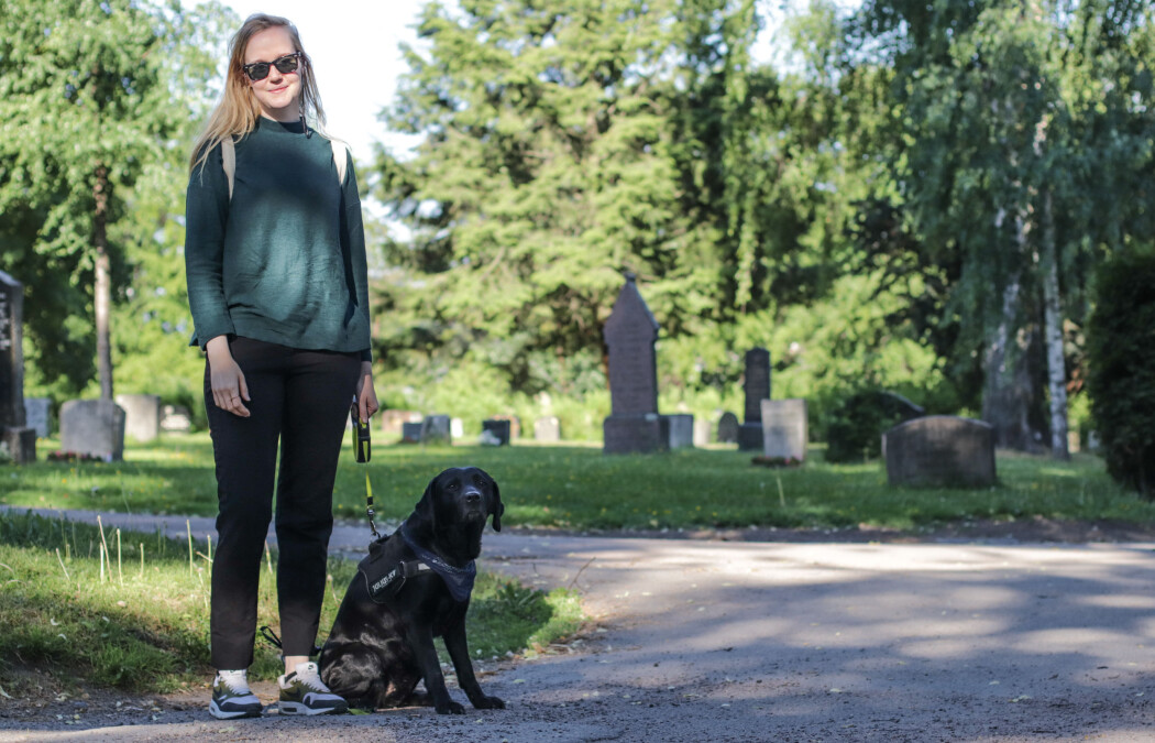 - Det er jo graver her, så jeg prøve å ikke være helt i partymodus, sier Helle Haukvik som er på vei til trikken sammen med hunden Bingo. (Foto: Tove Rømo Grande) - Det er jo graver her, så jeg prøve å ikke være helt i partymodus, sier Helle Haukvik som er på vei til trikken sammen med hunden Bingo. (Foto: Tove Rømo Grande)