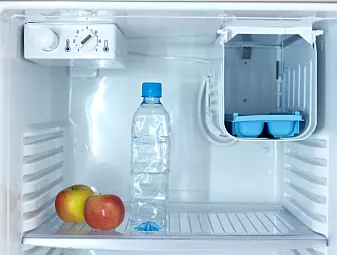 "Kjøleskapet henter varme fra innsida og slipper den ut på utsida." (Foto: Colourbox)