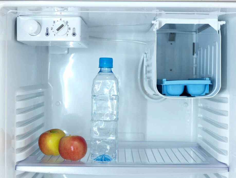 'Kjøleskapet henter varme fra innsida og slipper den ut på utsida.' (Foto: Colourbox)