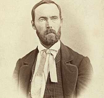 "Aasmund Olavsson Vinje lot fordampning svale sin hete panne, og i en tordensky frigjøres varme når vanndamp kondenserer til dråper." "Aasmund Olavsson Vinje lot fordampning svale sin hete panne, og i en tordensky frigjøres varme når vanndamp kondenserer til dråper."