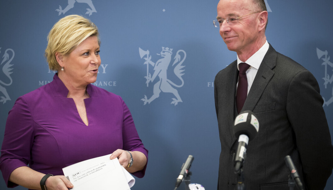 Finansminister Siv Jensen får overrekt rapporten til Statistikklovutvalget av utvalgsleder Nils-Henrik M. Von der Fehr i Finansdepartementet mandag morgen. Her slår utvalget fast at finansministeren kan bestemme hva Statistisk sentralbyrå skal gjøre, men ikke hvordan de skal gjøre det. (Foto: Heiko Junge / NTB scanpix) Finansminister Siv Jensen får overrekt rapporten til Statistikklovutvalget av utvalgsleder Nils-Henrik M. Von der Fehr i Finansdepartementet mandag morgen. Her slår utvalget fast at finansministeren kan bestemme hva Statistisk sentralbyrå skal gjøre, men ikke hvordan de skal gjøre det. (Foto: Heiko Junge / NTB scanpix)