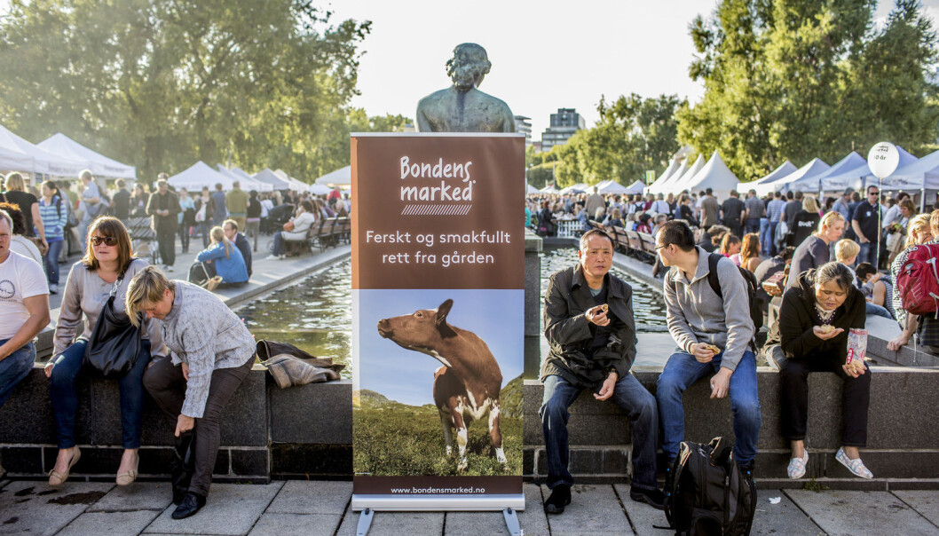 Distribusjon er viktig for å lykkes som lokalmatprodusent. Lokalmaten selges på matmarkeder, i mathaller og gjennom dagligvarebutikkene. (Foto: Stian Lysberg Solum / NTB Scanpix) Distribusjon er viktig for å lykkes som lokalmatprodusent. Lokalmaten selges på matmarkeder, i mathaller og gjennom dagligvarebutikkene. (Foto: Stian Lysberg Solum / NTB Scanpix)
