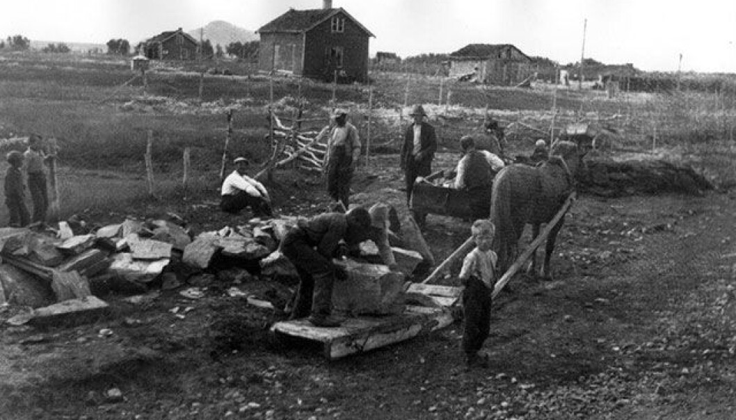 Språk handler om så mye mer, forteller forsker. For kvenene er det knyttet til en vond fortid med aggressiv fornorskningspolitikk og utbredte, nedsettende holdninger. Bildet er tatt en gang mellom 1926 og 1934. (Foto: Kvensk institutt) Språk handler om så mye mer, forteller forsker. For kvenene er det knyttet til en vond fortid med aggressiv fornorskningspolitikk og utbredte, nedsettende holdninger. Bildet er tatt en gang mellom 1926 og 1934. (Foto: Kvensk institutt)