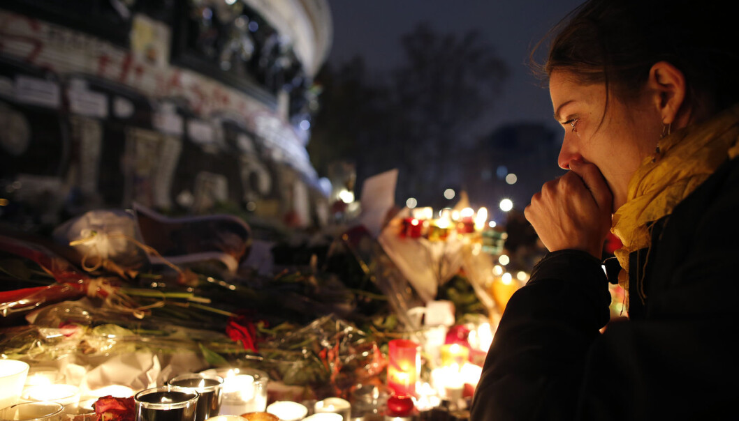 En kvinne ved et minnested for ofrene etter terrorangrepene i Paris 13. november 2015. De seks angrepene tok livet av til sammen 130 mennesker. (Foto: Christian Hartmann/Reuters/NTB scanpix) En kvinne ved et minnested for ofrene etter terrorangrepene i Paris 13. november 2015. De seks angrepene tok livet av til sammen 130 mennesker. (Foto: Christian Hartmann/Reuters/NTB scanpix)
