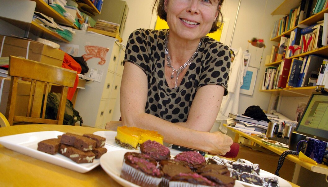 Anne Spurkland med kontoret fullt av kaker. Her ser du muffins uten egg og melk, brownies uten mel og melk, brownies med svisker, uten sukker, egg, melk og mel, og i bakgrunnen skimtes en ostekake uten noen av disse ingrediensene. (Foto: Bjørnar Kjensli) Anne Spurkland med kontoret fullt av kaker. Her ser du muffins uten egg og melk, brownies uten mel og melk, brownies med svisker, uten sukker, egg, melk og mel, og i bakgrunnen skimtes en ostekake uten noen av disse ingrediensene. (Foto: Bjørnar Kjensli)