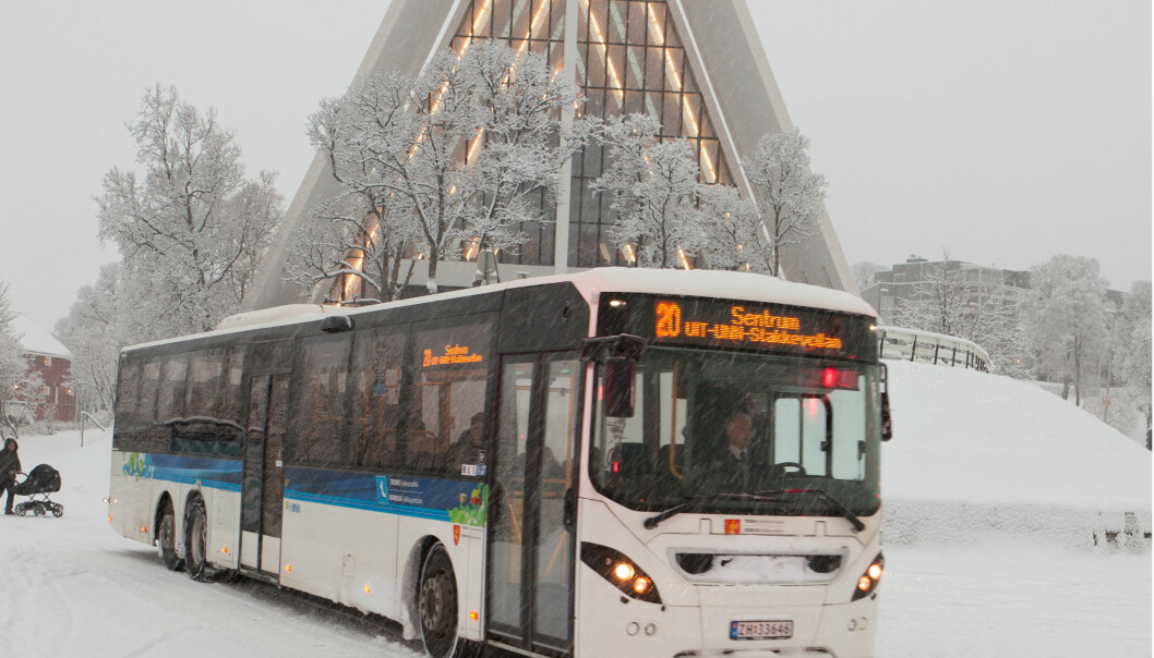 En av bybussene i Tromsø kjører forbi Ishavskatedralen. På grunn av svingende temperaturer og bratte bakker er det mange biler i Tromsø som bruker piggdekk. Det gjør byen til et interessant sted å måle luftforurensning på nye måter, ifølge Norut-forskere. (Foto: Nobina) En av bybussene i Tromsø kjører forbi Ishavskatedralen. På grunn av svingende temperaturer og bratte bakker er det mange biler i Tromsø som bruker piggdekk. Det gjør byen til et interessant sted å måle luftforurensning på nye måter, ifølge Norut-forskere. (Foto: Nobina)