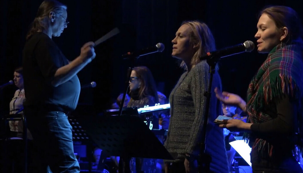 Tromsø-artisten Anneli Drecker slo gjennom allereie som 17-åring, som vokalist i gothpop-bandet «Bel Canto». Bandet tok Europa med storm, og Drecker har sidan levd av musikken. Hausten 2013 starta ho med noko heilt nytt. Ho tok steget over i forskingas verd. (Foto: UiT) Tromsø-artisten Anneli Drecker slo gjennom allereie som 17-åring, som vokalist i gothpop-bandet «Bel Canto». Bandet tok Europa med storm, og Drecker har sidan levd av musikken. Hausten 2013 starta ho med noko heilt nytt. Ho tok steget over i forskingas verd. (Foto: UiT)