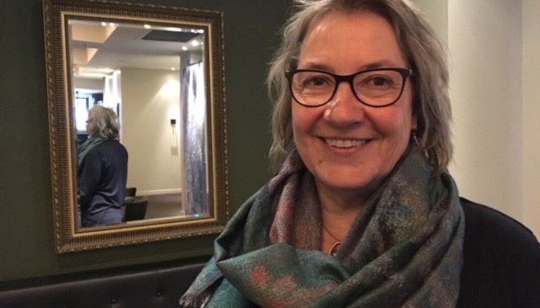 Lege og forsker Lotte Hvas mener sykeliggjøring av overgangsalderen er overdrevet, og har gitt ut bok om alt du trenger å vite om overgangsalderen. (Foto: Anne Lise Stranden/forskning.no) Lege og forsker Lotte Hvas mener sykeliggjøring av overgangsalderen er overdrevet, og har gitt ut bok om alt du trenger å vite om overgangsalderen. (Foto: Anne Lise Stranden/forskning.no)