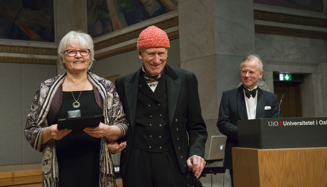 Professor emerita og hjerneforsker Riitta Hari fikk Olav Thons internasjonale forskningspris for 2018 for sin omfattende kartlegging av sanseinntrykk og timing i hjernen. Ole Petter Ottersen til høyre. (Foto: Katrine Lunke) Professor emerita og hjerneforsker Riitta Hari fikk Olav Thons internasjonale forskningspris for 2018 for sin omfattende kartlegging av sanseinntrykk og timing i hjernen. Ole Petter Ottersen til høyre. (Foto: Katrine Lunke)