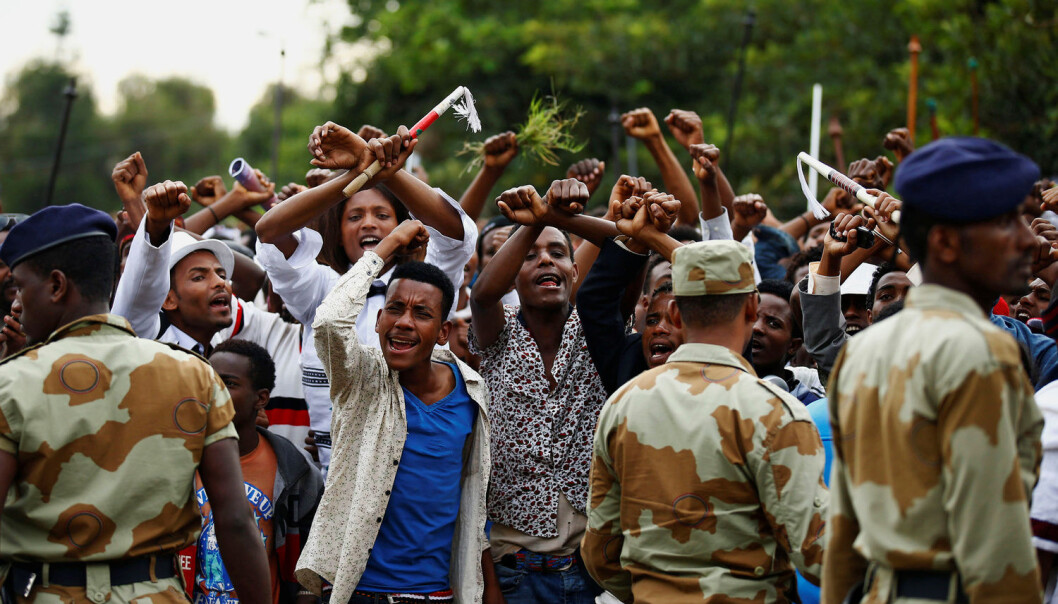 Konflikter som handler om etnisitet er et sensitivt tema i Etiopia og blir ofte tonet ned eller tiet i hjel i avisene. Oromo er en etnisk gruppe som føler de har blitt oversett og undertrykt av myndighetene. I 2016 sto de bak omfattende demonstrasjoner. Hundrevis ble drept. Folk i byen Bishoftu krysset armene over hodet som et tegn på protest under en religiøs feiring. (Foto: Tiksa Negeri/Reuters) Konflikter som handler om etnisitet er et sensitivt tema i Etiopia og blir ofte tonet ned eller tiet i hjel i avisene. Oromo er en etnisk gruppe som føler de har blitt oversett og undertrykt av myndighetene. I 2016 sto de bak omfattende demonstrasjoner. Hundrevis ble drept. Folk i byen Bishoftu krysset armene over hodet som et tegn på protest under en religiøs feiring. (Foto: Tiksa Negeri/Reuters)