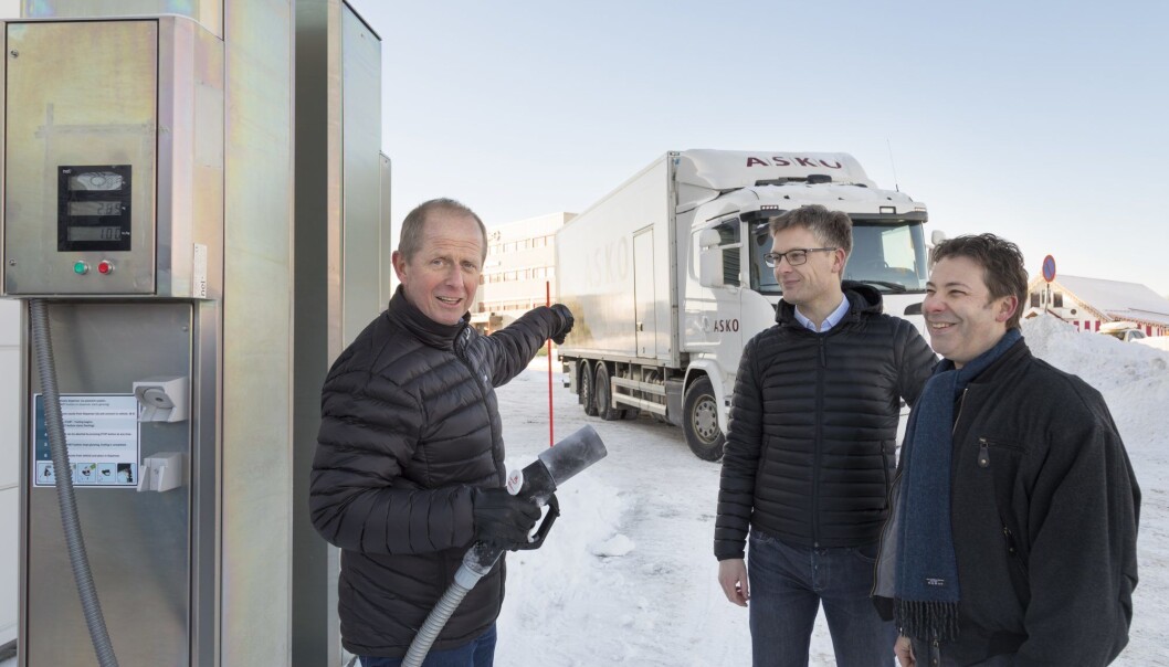 Snart skal nullutslipps-tvillinger av tungbilen i bakgrunnen fylle grønt hydrogen her, hos grossistselskapet ASKO i Trondheim. Samarbeidspartnerne Jørn Arvid Endresen (ASKO Midt-Norge) (til venstre), Anders Ødegård og Steffen Møller-Holst (begge fra SINTEF) gleder seg til det. (Foto: Thor Nielsen / Sintef) Snart skal nullutslipps-tvillinger av tungbilen i bakgrunnen fylle grønt hydrogen her, hos grossistselskapet ASKO i Trondheim. Samarbeidspartnerne Jørn Arvid Endresen (ASKO Midt-Norge) (til venstre), Anders Ødegård og Steffen Møller-Holst (begge fra SINTEF) gleder seg til det. (Foto: Thor Nielsen / Sintef)