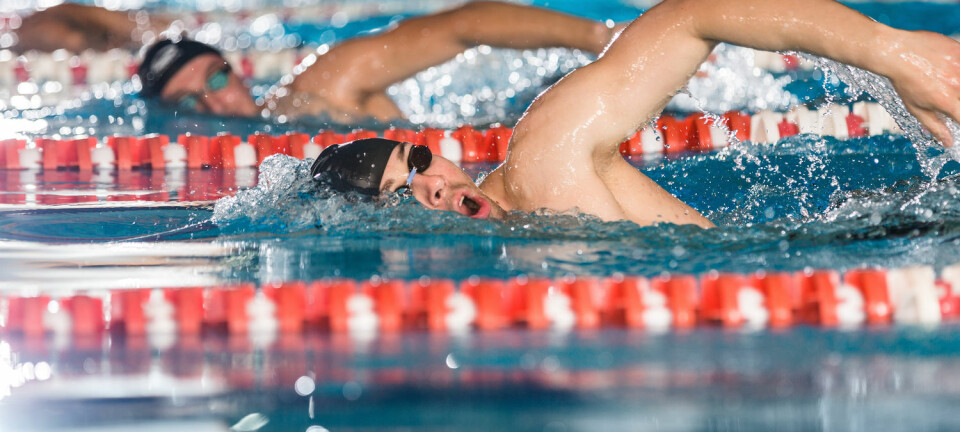 Intensive treningsøkter kombinert med at utøvere puster inn klorholdig luft, gir svømmere større fare for ømfintlige luftveier. (Illustrasjonsfoto: Shutterstock / NTB Scanpix)