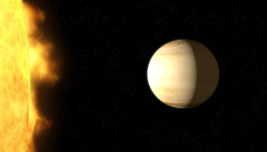 Planeten WASP-39b går rundt en stjerne som ligner på vår egen sol. Den er større enn kjempeplaneten Jupiter, men går tjue ganger nærmere stjerna si enn Jorda går rundt sola. Atomosfæren er varm – over 700 grader – og inneholder mye vanndamp. Astronomene har funnet ut dette ved å se hvordan enkelte farger – bølgelengder av lyset – blir borte når stjernelyset går gjennom atmosfæren til planeten. De har brukt romteleskopene Hubble og Spitzer for å lage det beste fargespekteret som noen sinne er målt fra en eksoplanet – en planet i et annet solsystem. (Illustrasjon: NASA, ESA, and G. Bacon (STScI)) Planeten WASP-39b går rundt en stjerne som ligner på vår egen sol. Den er større enn kjempeplaneten Jupiter, men går tjue ganger nærmere stjerna si enn Jorda går rundt sola. Atomosfæren er varm – over 700 grader – og inneholder mye vanndamp. Astronomene har funnet ut dette ved å se hvordan enkelte farger – bølgelengder av lyset – blir borte når stjernelyset går gjennom atmosfæren til planeten. De har brukt romteleskopene Hubble og Spitzer for å lage det beste fargespekteret som noen sinne er målt fra en eksoplanet – en planet i et annet solsystem. (Illustrasjon: NASA, ESA, and G. Bacon (STScI))