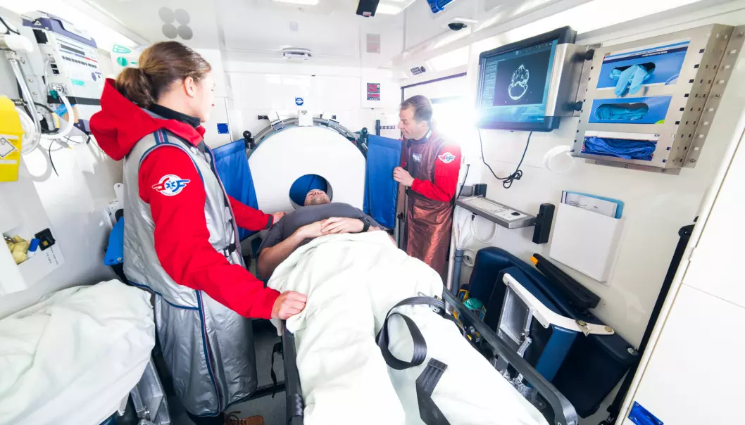 Maren Ranhoff Hov i den spesialbygde ambulansen hvor deler av forskningen hennes foregikk. Pasienter med symptomer på hjerneslag fikk CT-scanning i ambulansen. Vanligvis må pasienter til sykehus for å få diagnose.  (Foto: Kyle Meyr)