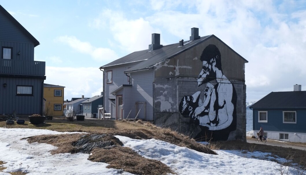 «Far og sønn» av gatekunstneren Pøbel. Pøbel og elleve andre verdensledende gatekunstnere ble invitert til Vardø i 2012 for å sette sitt preg på Norges østligste by. (Foto: Siv Leden / NIKU) «Far og sønn» av gatekunstneren Pøbel. Pøbel og elleve andre verdensledende gatekunstnere ble invitert til Vardø i 2012 for å sette sitt preg på Norges østligste by. (Foto: Siv Leden / NIKU)